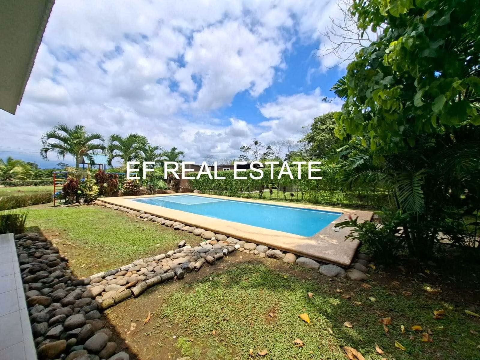 EF REAL ESTATE Esmeralda F.