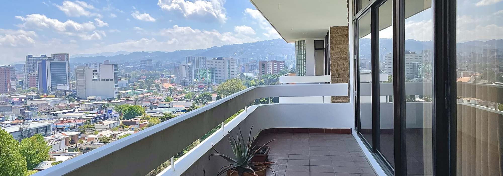 Apartment for sale, Z14, spacious with 3 balconies and panoramic views.