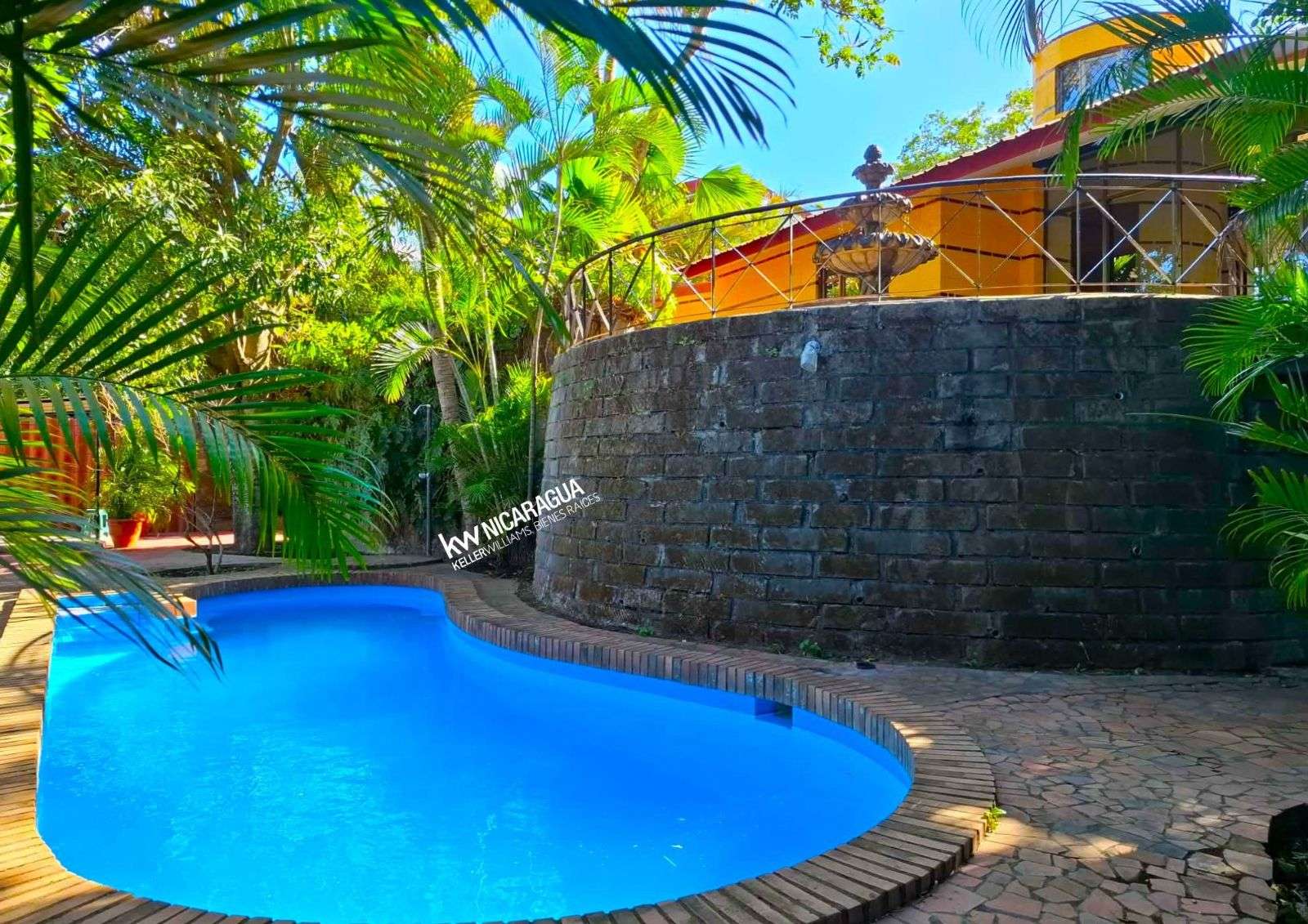 GG - Venta, casa con piscina y vista panorámica en Villa Fontana Sur.