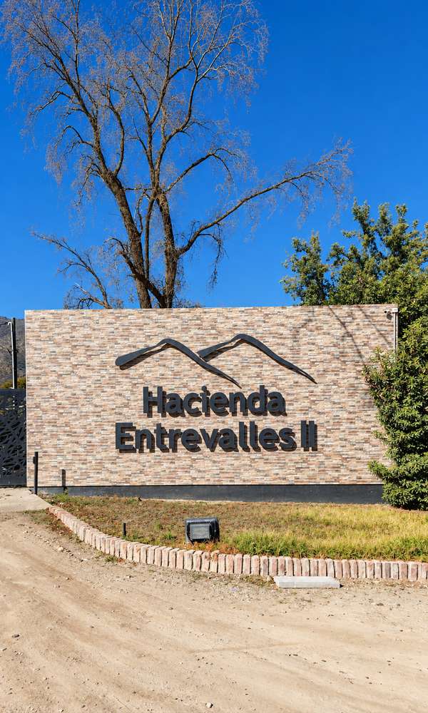 Parcela en venta ubicada en Hacienda Entrevalles II, comuna de Curacaví.