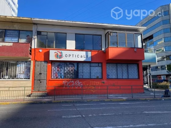 Local comercial central en primer piso y oficinas en segundo piso.