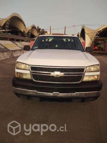 Silverado 4x4 con grúa pluma