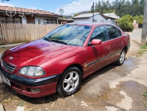 Se vende Toyota Avensis 2.0 rojo Mica metálico