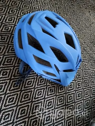 Último Casco cairbull celeste multideportes