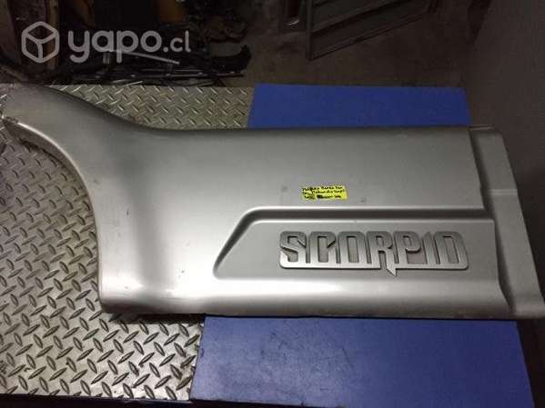 Moldura puerta tras der Mahindra Scorpio 2012