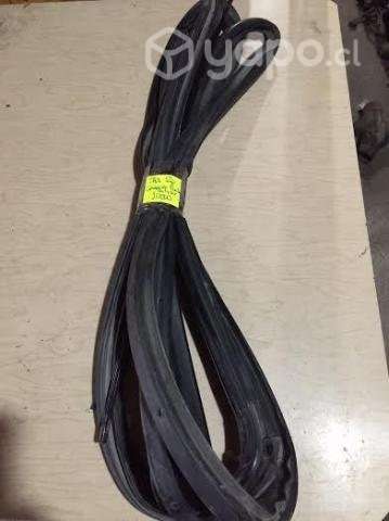 Goma contorno puerta trasera izquierda Ssangyong A