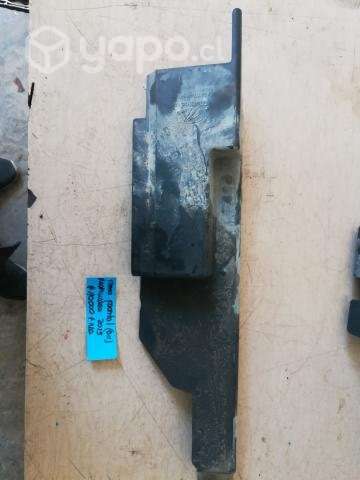 Moldura izquierda frontal radiador Pick Up