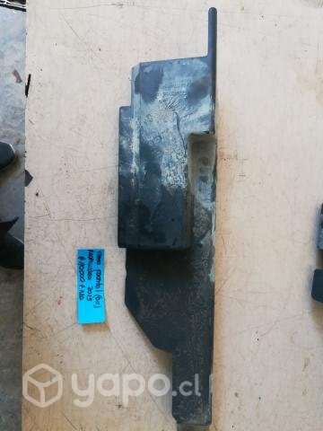 Moldura izquierda frontal radiador Mahindra