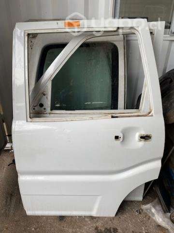 Puerta trasera izquierda Mahindra 2016