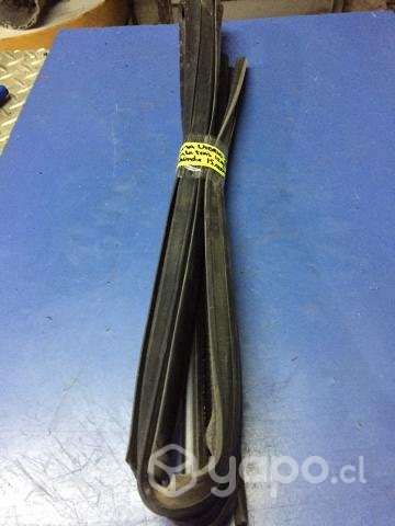 Goma contorno vidrio puerta trasera izq Mahindra