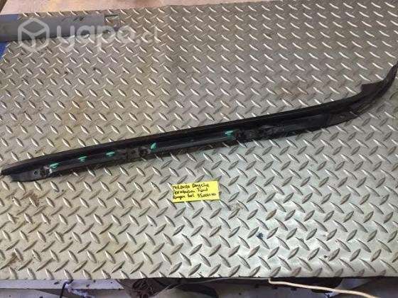 Moldura derecha parabrisa Ford Ranger Tailandesa 2