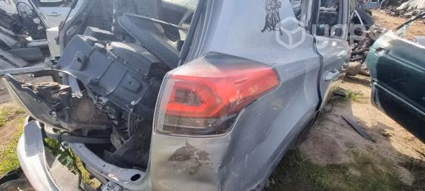 Foco trasero toyota rav4 2016