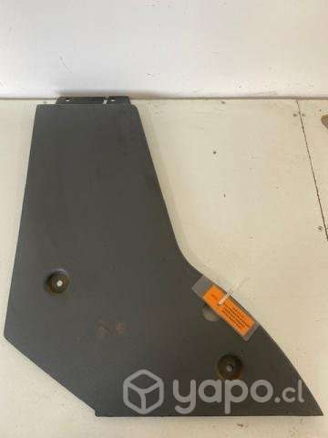 Tapiz cubre pilar trasero izq inf Mahindra 2016