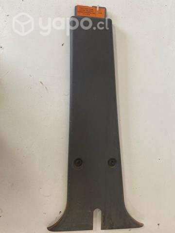Tapiz cubre pilar central izq inf Mahindra 2016