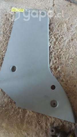Tapiz cubre pilar trasero inferior izq Mahindra