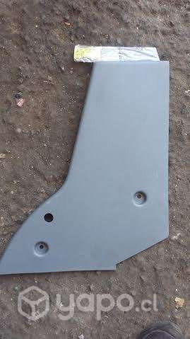 Tapiz cubre pilar trasero inf derecho Mahindra
