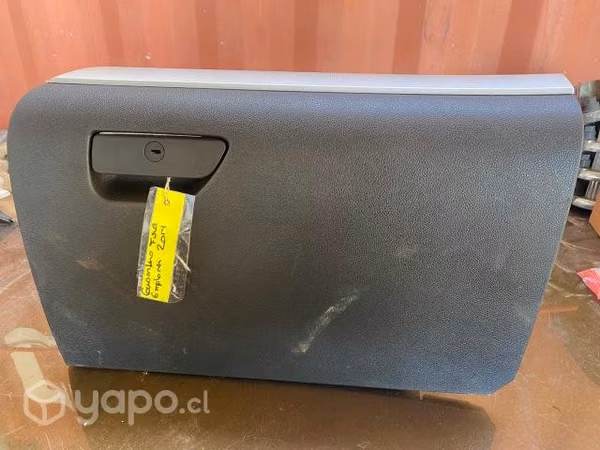 Guantera tablero Ford Explorer 2013 detalle patita