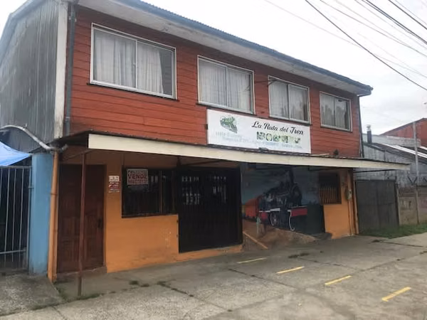 Casa con local comercial