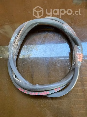 Goma contorno pilar puerta del izq Terrano 2010