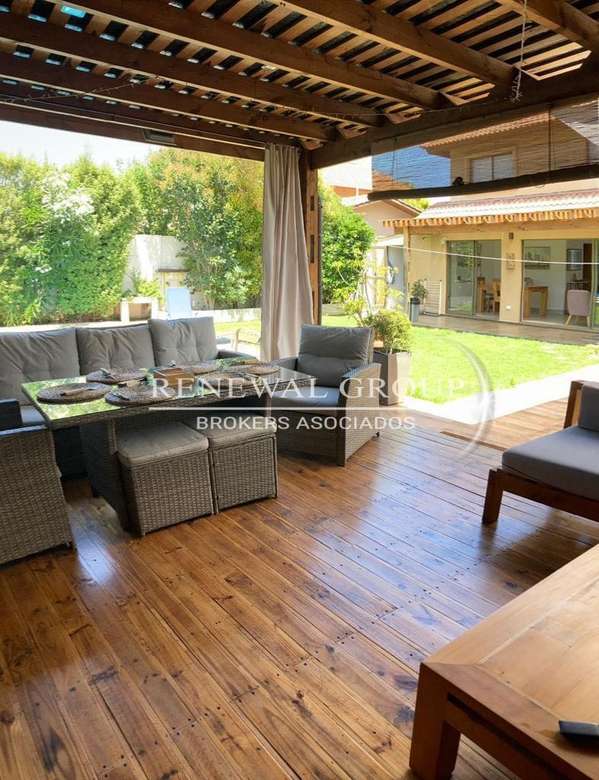 Amplia casa con 4 D 3 B (52475)