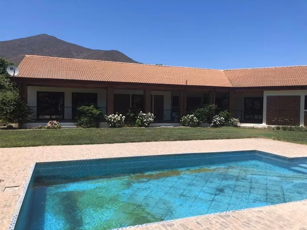 SE VENDE CASA CON AMPLIO TERRENO EN QUILLOTA