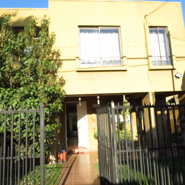 SE VENDE CASA EN BARRIO LAS ROSAS, MAIPU