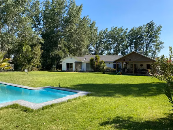 DOS CASA EN LOTEO CERRADO CON HERMOSO JARDÍN
