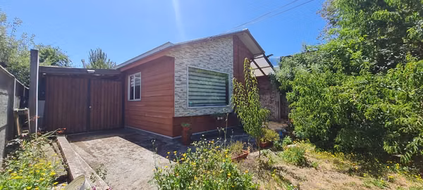 Se vende céntrica casa en Temuco con amplio sitio