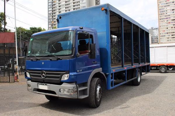 Camion Mercedes Atego 1518 año 2010 Plano Cortinas Metalicas
