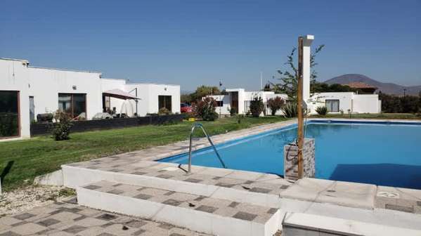 Parcela con 2 casas sólidas, piscina, quincho, con
