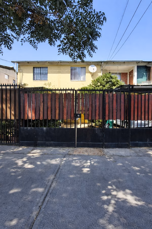Casa 3 dormitorios con patio y estacionamiento en San Bernardo