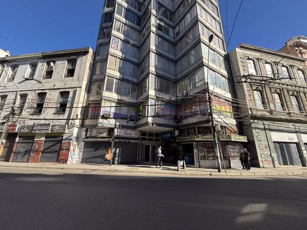 Amplia oficina en venta, ubicada en calle Esmeralda, a pasos de Reloj Turri, Valparaíso.