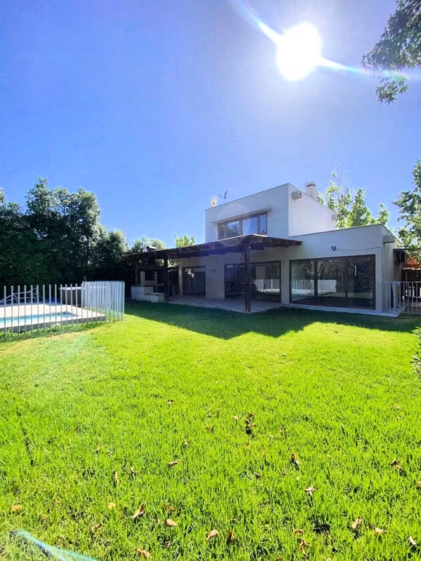 VENTA CASA MEDITERRANEA CONDOMINIO COLEGIO SAN JOSE DE CHICUREO