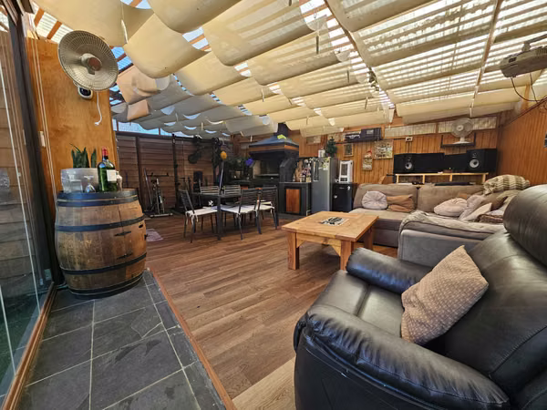 vende casa 4 dormitorios y amplio quincho (104260)