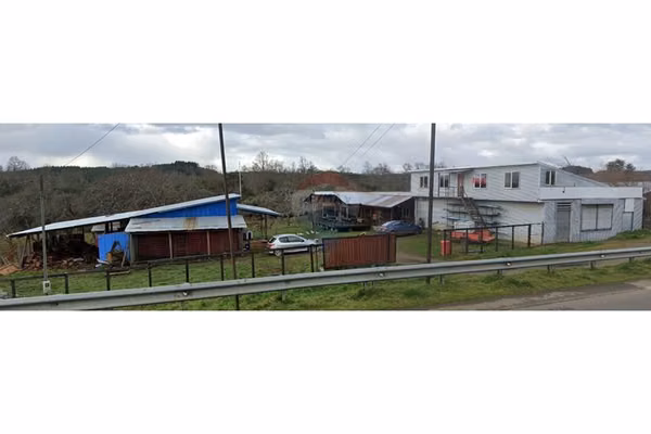 Se vende parcela con casa 5d+2b  y local comercial