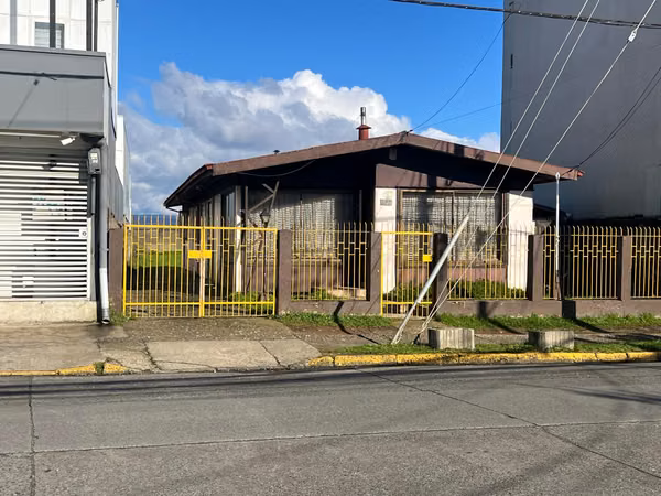 Se vende espaciosa propiedad en excelente ubicación central.