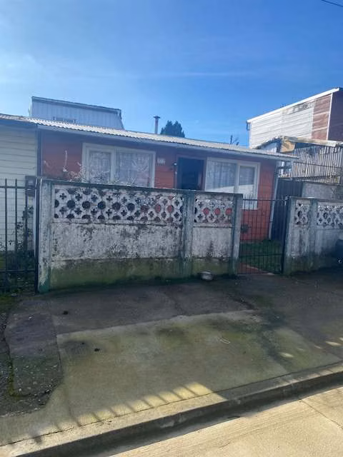 Casa y cabaña en población Libertad de la ciudad de Valdivia.
