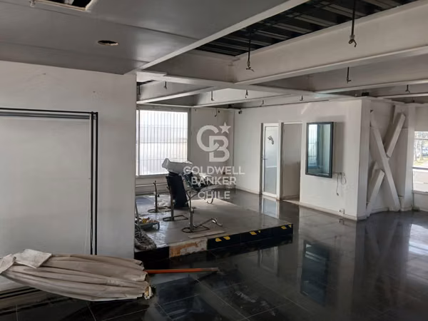 Local Comercial en Avenida Las Condes en Segundo piso