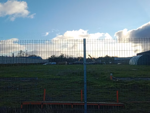 Terreno 5.000 m² con agua/luz y oficina container