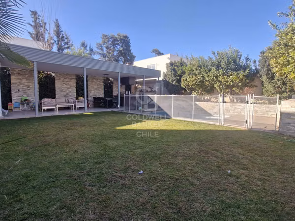 Chicureo, 4 D y Piscina, Colegio Highlands