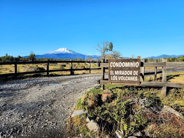 Vista al Volcán Calbuco | Cabaña, Galpón y Bodega.