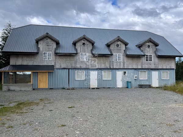 Oficinas, bodega y galpón, en parcela.