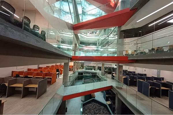 Moderno edificio corporativo - metro los héroes