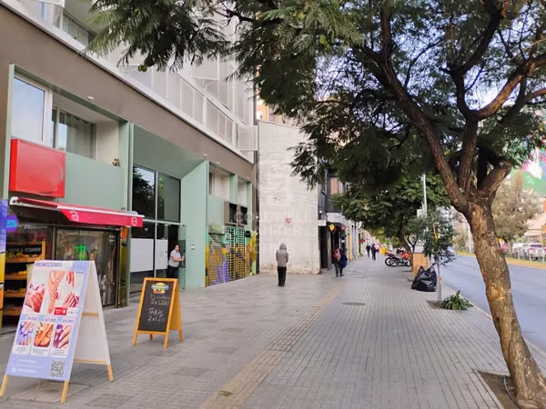 Local comercial de 45m2 sobre Av. Irarrázaval