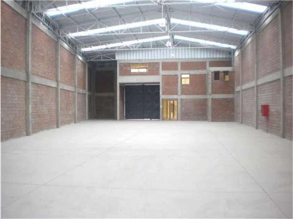 Arriendo bodega c/of de 580 m2 en Lampa.