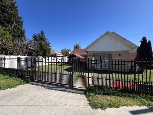 Vendo solida casa, gran terreno, 4 dormitorios