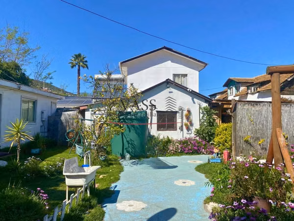 VASS vende casa con cabañas 9D 7B en Av. Granizo. Olmué