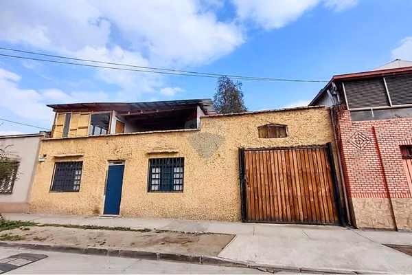 Amplia casa con potencial comercial independencia