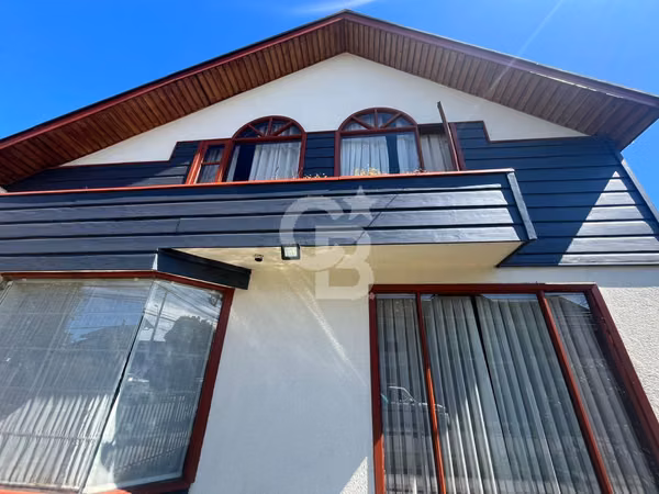 Casa versátil en avenida principal para ideal instituciones
