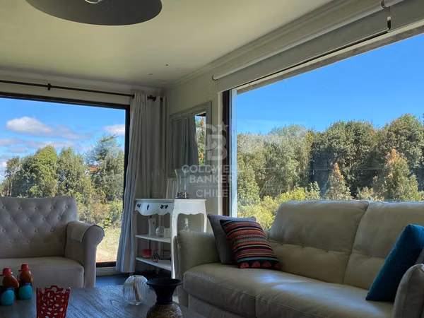 Casa moderna en parcela con vista única y acceso seguro